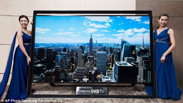 Chiếc Ultra HDTV của Samsung gây ấn tượng lớn với kích thước khổng lồ. (Nguồn: AP)