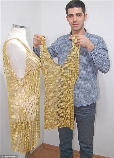 Ahmet Atakan thiết kế chiếc váy hoàn toàn bằng vàng.