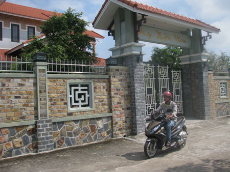 Biệt thự nhiều tỷ đồng thường đóng cửa tại làng Kế Môn của chủ tiệm vàng Duy Mông (ở Thừa Thiên - Huế). Làng Kế Môn có đến 50 biệt thự như vậy.