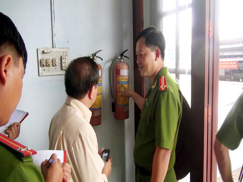 Trung tá Huỳnh Quang Tâm – Trưởng phòng Cảnh sát PC&CC Quận 1 trực tiếp kiểm tra an toàn PCCC các cơ sở nguy hiểm cháy nổ cao. (TTĐT TP.HCM)
