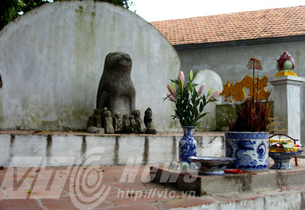 Chó đá được thờ và tôn là quan lớn ở làng Địch Vĩ (xã Phương Đình, Đan Phượng, Hà Nội) 