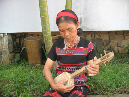 Bà Hồ Thị Hương biểu diễn bài hát “Rừng xanh vang tiếng Ta Lư” bằng đàn Tâm-prảy.