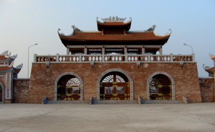 Cổng tam quan ở đền Trần. 