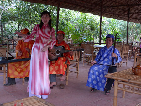 Đờn ca tài tử được UNESCO vinh danh cuối năm 2013.