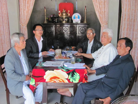 Một số cựu chiến binh đứng đơn tố cáo ông Hồ Xuân Mãn trao đổi với PV NTNN (thứ 2 từ trái)
