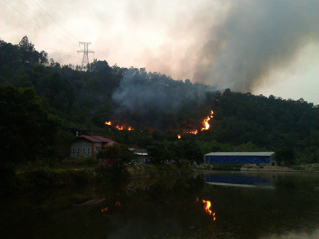 Cháy lớn tại khu du lịch sinh thái Vùng hồ xuân Khanh, Sơn Tây, Hà Nội.
