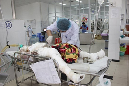 Trong khi đó, số phận cô bé Trần Thị Triều Tiên đang “thập tử nhất sinh” giành giật sự sống với tử thần trong khoa hồi sức cấp cứu Bệnh viện Đà Nẵng
