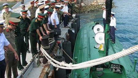 Hình ảnh trên Báo Tuổi Trẻ được tin là tàu ngầm Yugo do Việt Nam mua từ Triều Tiên