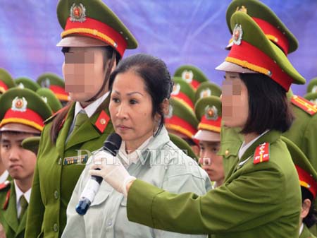 Cầm đầu đường dây vận chuyển tới hàng trăm bánh heroin, áp theo hình phạt bị cáo Nguyễn Thị Bích Ngọc sẽ chịu hình phạt cao nhất.