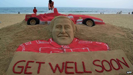  Fan hâm mộ đắp tượng cát Michael Schumacher trên bãi biển