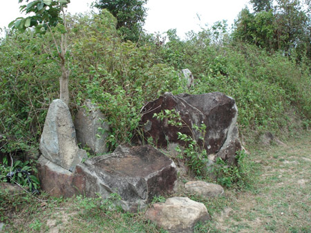 Di tích “Đá Ông Nhạc” .