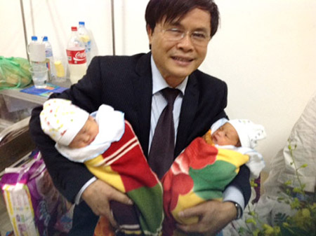 Tiến sĩ Vương Văn Vệ, Giám đốc BV Nam học và hiếm muộn Hà Nội, người thực hiện ca thụ tinh trong ống nghiệm hy hữu này đến thăm mẹ con chị Hoàng Kim Dung tại viện