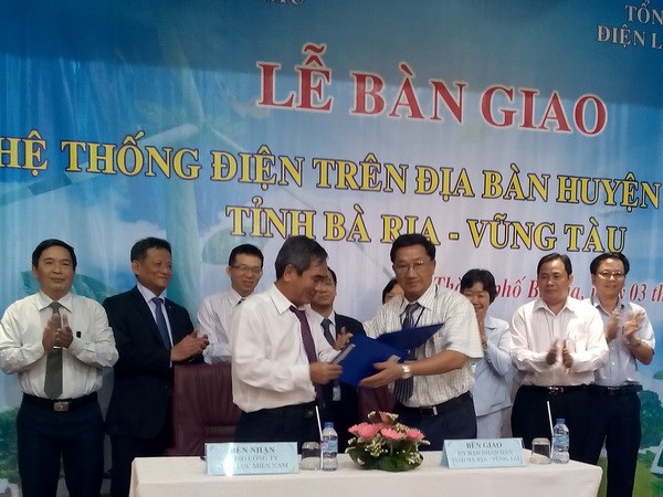 Ông Trần Ngọc Thới - Phó Chủ tịch UBND tỉnh Bà Rịa-Vũng Tàu và ông Hồ Quang Ái - Phó Tổng Giám đốc Tổng Công ty Điện lực Miền Nam ký kết biên bản bàn giao. (Nguồn ảnh: Vietnam+)