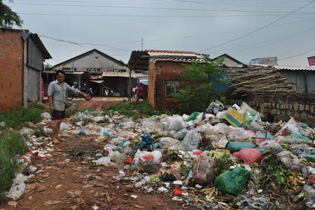 Bãi rác tự phát trước cổng chợ Hoài Hương đã tồn tại hơn 10 năm nay.