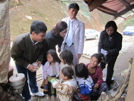 Phó Tổng Biên tập Báo NTNN Dương Đức Nguyện, trò chuyện, tặng quà cho trẻ em vùng cao Suối Tọ, Phù Yên, Sơn La.