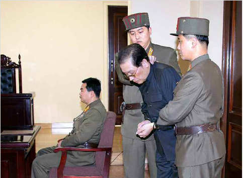 Jang Song Thaek bị áp giải trong tòa án xét xử ngày 12/12 và bị xử tử ngay sau đó.