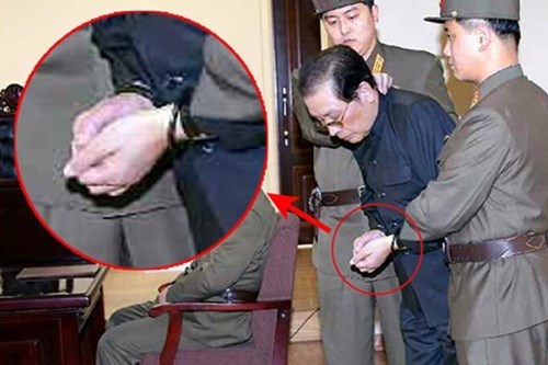 Jang Song Thaek bị bắt và bị còng tay trong tòa án xét xử ngày 12/12 và bị xử tử ngay sau đó.