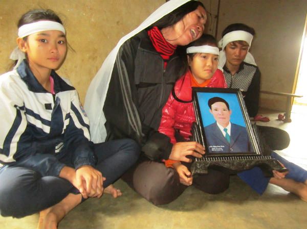 Tang tóc ở gia đình nạn nhân Đặng Văn Xuân, một trong những hộ có hoàn cảnh khó khăn trong xóm.
