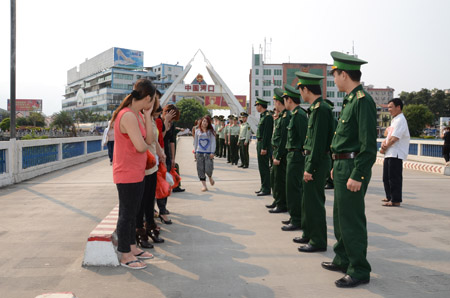 Cơ quan chức năng Trung Quốc trao trả nạn nhân cho phía Việt Nam tại cửa khẩu Quốc tế Lào Cai.