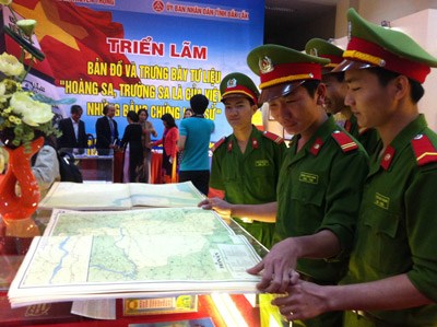 Các chiến sĩ Bộ Chỉ huy Quân sự tỉnh Đắk Lắk tìm hiểu về bản đồ chủ quyền Hoàng Sa - Trường Sa của Việt Nam. (Ảnh: Sài Gòn Giải Phóng)