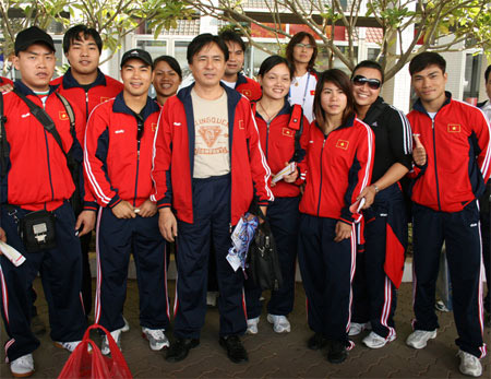 Đội tuyển cử tạ Việt Nam sẽ tạm thời tập luyện  dưới sự dẫn dắt của các HLV nội.
