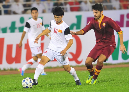 U19 Việt Nam (áo trắng) đã chơi đẹp mắt và cống hiến trong trận ra quân trước U19 AS Roma.