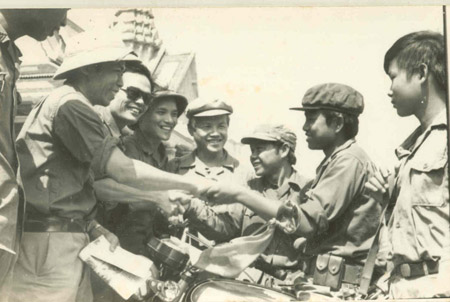Nhà thơ Anh Ngọc (đeo kính) tại Campuchia tháng 1.1979.