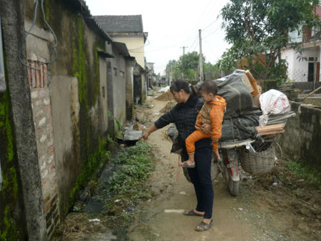 Phụ huynh tố cô giáo có lối sống không lành mạnh, xả thải ô nhiễm