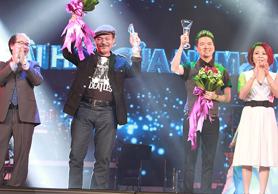Mr. Đàm và nhạc sĩ Trần Tiến nhận giải Bài hát yêu thích nhất năm 2013