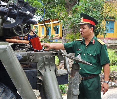 Đại úy Lê Việt Hùng đang kiểm tra mạch điện dàn phóng bằng thiết bị cải tiến.