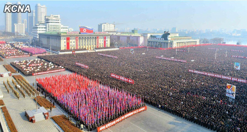 Người dân Triều Tiên mít tinh tại quảng trường Kim Nhật Thành hôm qua, tuyên thệ thực hiện các nhiệm vụ mà nhà lãnh đạo Kim Jong-un đề ra trong cương lĩnh năm mới. Ảnh: KCNA