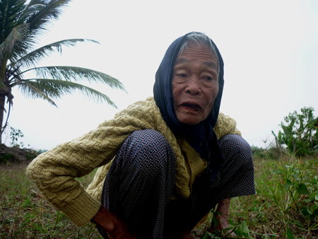 Bà Nguyễn Thị Lỳ bất ngờ khi nghe câu chuyện “rắn thần báo oán” ở làng mình