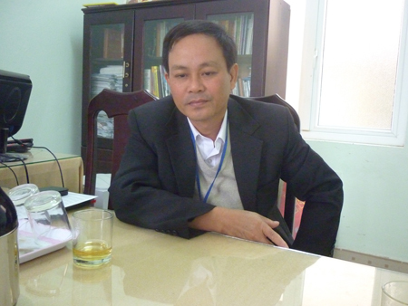 Ông Nguyễn Văn Vân (Chủ tịch UBND xã Hòa Khương) trao đổi với phóng viên