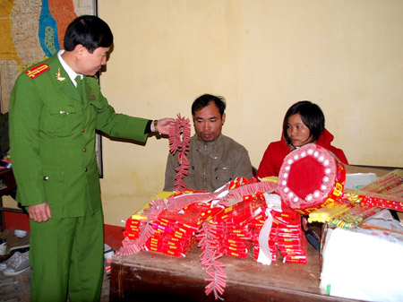 Lực lượng chức năng tỉnh Lào Cai bắt một vụ buôn pháo lậu qua cửa khẩu.