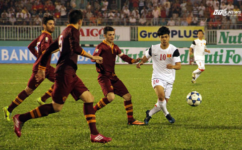 Luôn có ít nhất 3 cầu thủ vây quanh các mũi tấn công của U19 Việt Nam (Ảnh: N.D)