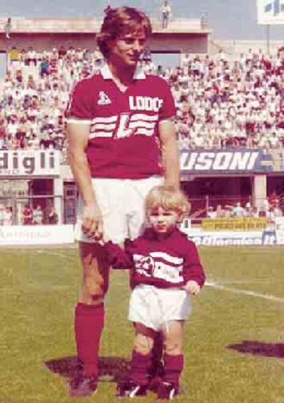 Alberto De Rossi đưa con trai Daniele tới sân trong một trận đấu cùng Livorno cách đây gần 30 năm. 