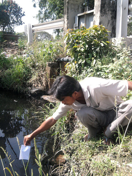 Anh Nguyễn Văn Nhung (ấp 1, xã Tân Nhựt, Bình Chánh) phản ánh tình trạng  ô nhiễm nguồn nước tại cống số 8.