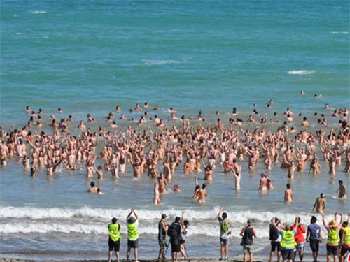 745 người từ khắp mọi miền của đất nước New Zealand tập trung về bờ biển Gisborne, miền bắc nước này để cùng “tắm tiên” và phá kỉ lục thế giới