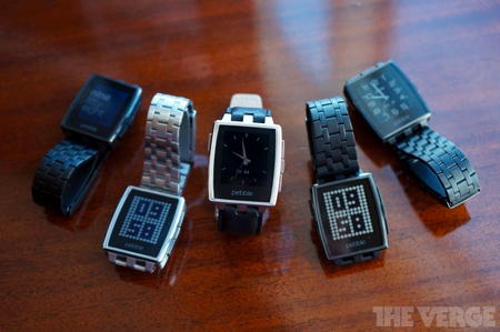 Pebble Steel (ở giữa) là một trong những chiếc đồng hồ thông minh gây ấn tượng tại CES 2014.