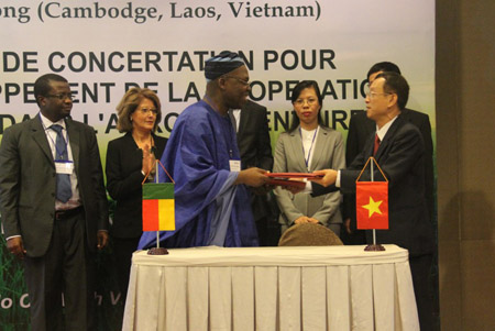 Lễ ký  thỏa thuận hợp tác giữa VCCI và Cục Xúc tiến thương mại Benin.