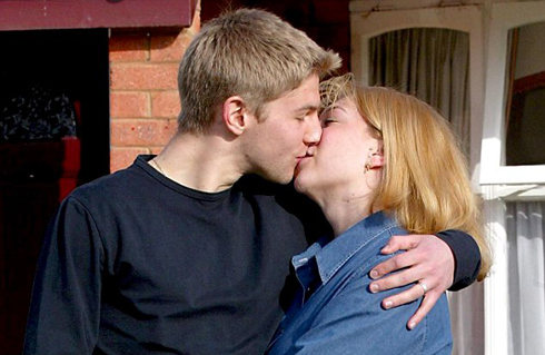 Hitzlsperger hôn bạn gái Inga Totzauer năm 2002 khi còn khoác áo Aston Villa. Ảnh: NT