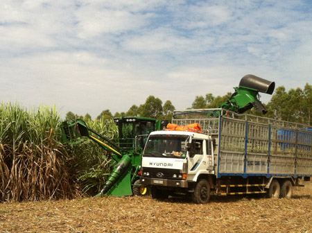 Chiếc máy John Deere 3520 làm việc  trên Nông trường Hưng Thịnh.