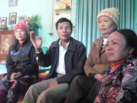 Bà Phạm Thị Thoa (phải) và một số hộ dân thôn Quảng Lãm bức xúc trước quyết định của UBND huyện. 