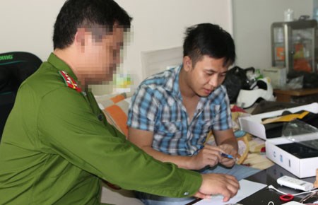 Đỗ Hà Duy Thanh (thành viên diễn đàn bkvfamily.info) bị bắt giữ tại nhà ở quận Thủ Đức, TP.HCM. Ảnh: ÁI NHÂN
