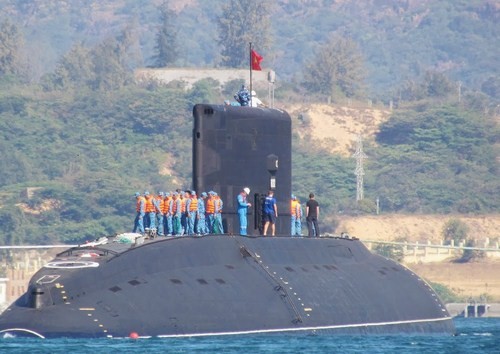 Tàu ngầm Hà Nội tại cảng Cam Ranh.