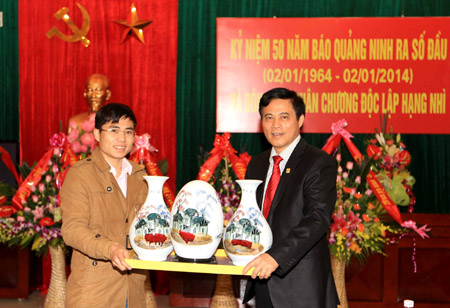  Đại diện báo Nông thôn ngày nay và điện tử Dân Việt chúc mừng báo Quảng Ninh.