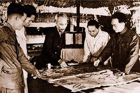 Tướng Giáp cùng các lãnh đạo thống nhất kế hoạch tiến đánh Điện Biên Phủ năm 1954.