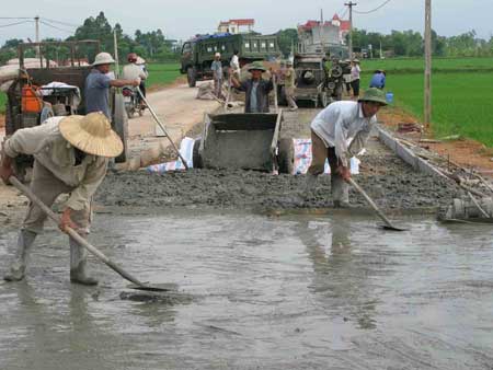 Tết này, bà con thôn Bùi sẽ được đi trên con đường bê tông mới. 