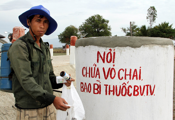 Nông dân tự giác đưa vỏ chai, bao bì thuốc BVTV đến hố thu gom tại cánh đồng Hữu Đức. (Nguồn ảnh: Báo Ninh Thuận)