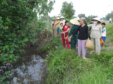 Người dân phản ánh nước ở kênh cặp bãi rác bị ô nhiễm, cá chết.